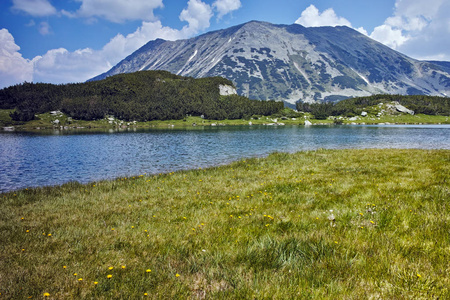 令人惊叹的景观与 Muratovo 湖和托多尔卡峰，皮林山