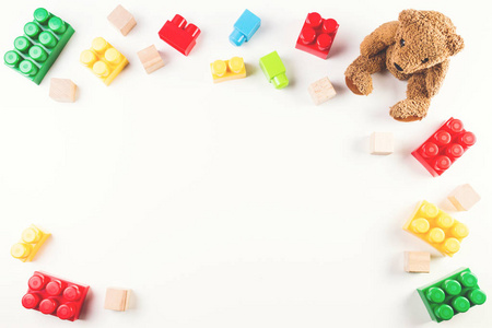 孩子们的玩具背景与泰迪熊和丰富多彩的块照片