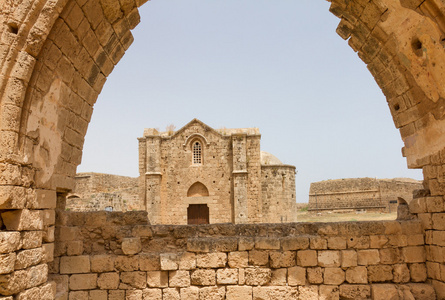 通过加尔默罗会教堂拱在法马古斯塔的亚美尼亚教会观