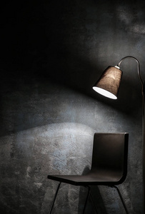 椅子和灰色墙背景灯