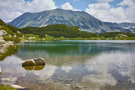 令人惊叹的景观的 Muratovo 湖，皮林山