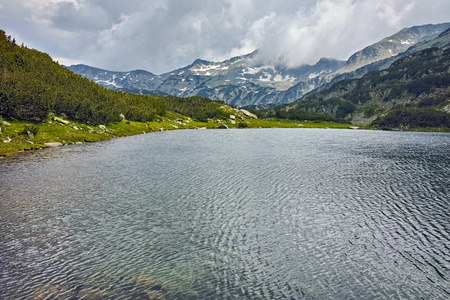 令人惊叹的景观与 Muratovo 湖和 Banderishki 鸡峰，皮林山