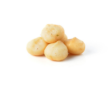 macadamia noten gesoleerd op witte achtergrond