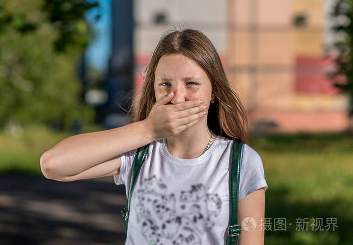 手闭上了嘴.这个概念不说话 更安静 不愿意说话 不满.