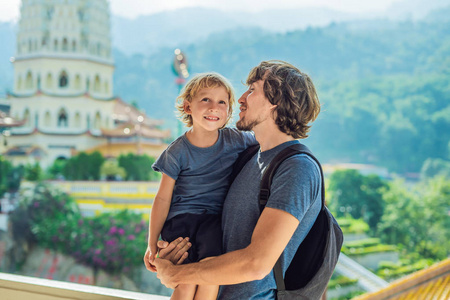 父亲和儿子在佛教寺庙的游客在槟城, 马来西亚, 乔治敦的乐 Si。儿童旅游概念