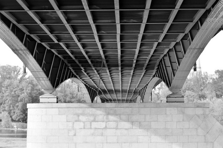 从桥下抽象的钢结构建筑。黑白相间