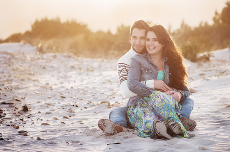 可爱的年轻夫妇，在海滩上