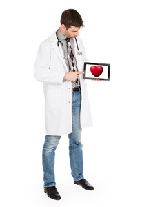医生抱着平板电脑红色的心