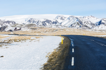 冬天在冰岛的范围山路