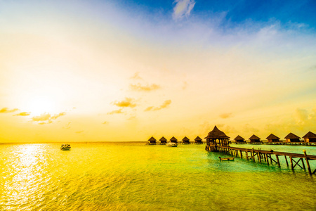 美丽的热带马尔代夫岛日落