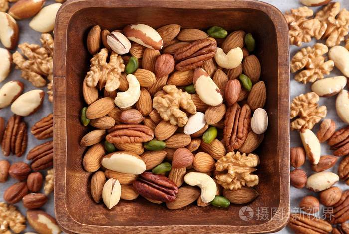 不同种类的坚果在木碗.健康食品