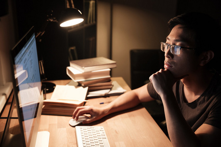 工作晚沉思的人晚上用电脑工作思考照片