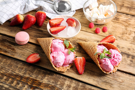 蛋筒草莓冰冰淇淋