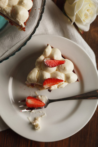 蛋挞草莓和樱桃和鲜奶油