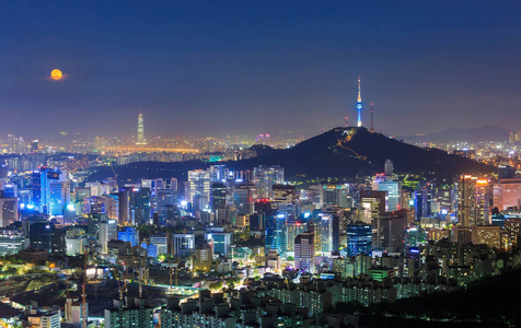 首尔市的天际线和 N 首尔塔在首尔，韩国