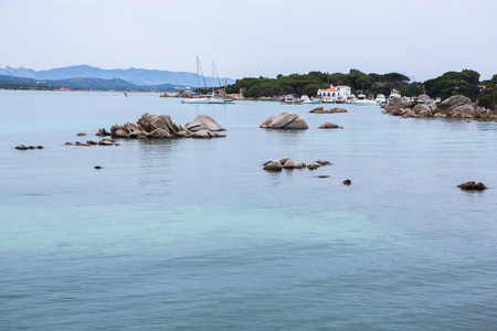 在撒丁岛的 La 马达莱纳岛周围海域的绿松石颜色和透明度。美丽而清澈的海滩