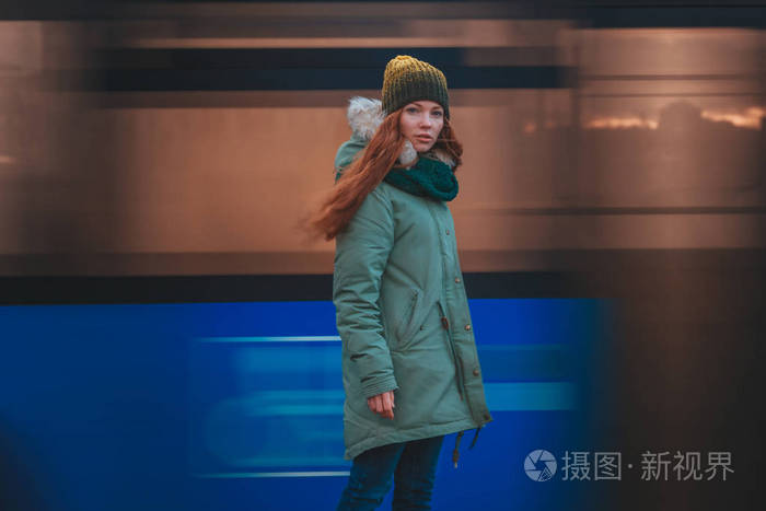 美丽的冬天冬天下雪的景色的年轻女子的画像 漂亮的红发女孩走在冬天晚上市照片 正版商用图片0r1tkg 摄图新视界 美丽的冬天冬天下雪的景色的年轻女子的画像 漂亮的红发女孩走在冬天晚上市照片 正版商用图片0r1tkg 摄图新视界