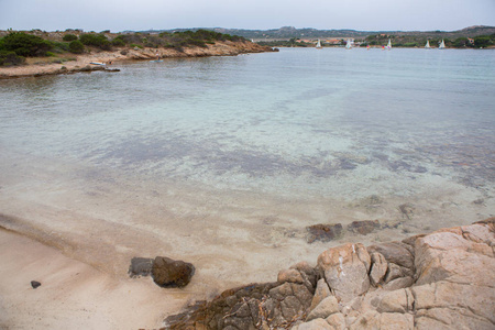 在撒丁岛的 La 马达莱纳岛周围海域的绿松石颜色和透明度。美丽而清澈的海滩
