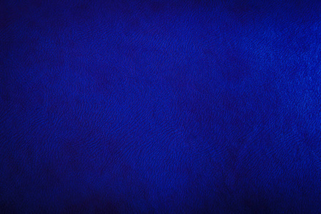 海军的光面皮革纹理抽象，闪光材料深蓝色色调，粗糙表面的背景，在水平方向，没人