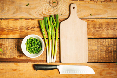 切板用刀和绿色蔬菜和草药