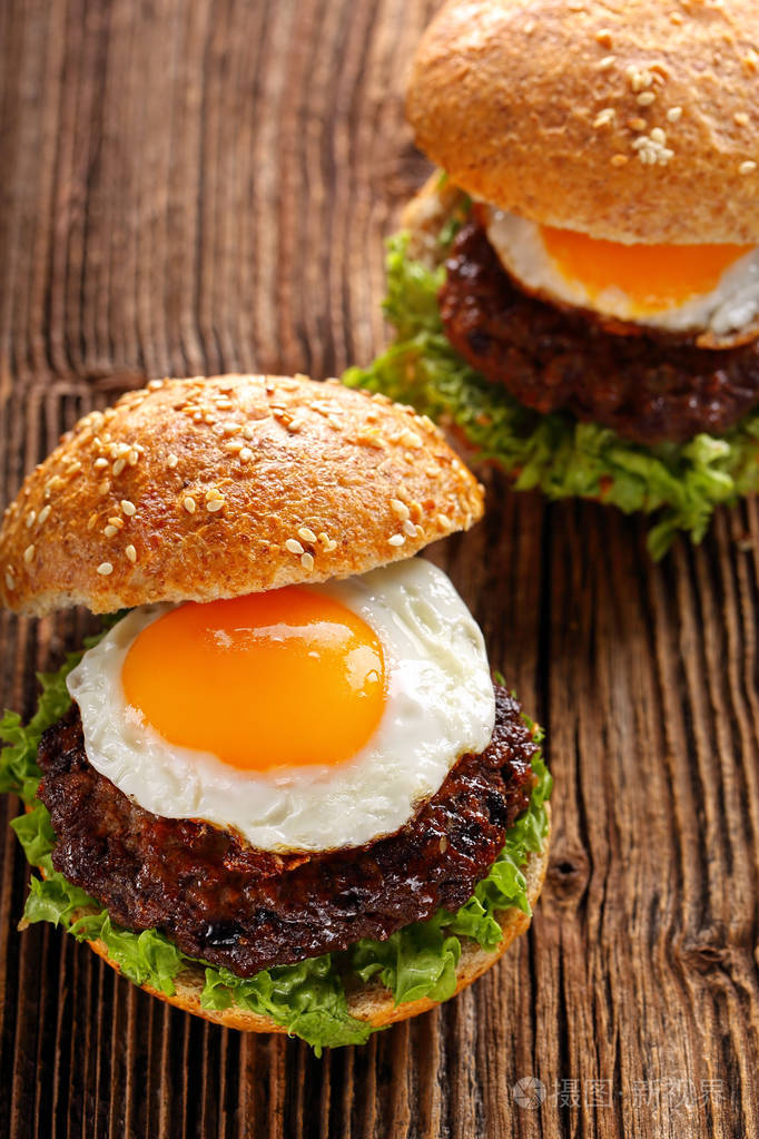 汉堡牛肉肉和鸡蛋