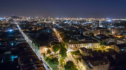 在 timelapse 的夜空下, 在黄昏时分, 波尔图的老城与电视塔的屋顶全景, 葡萄牙4k
