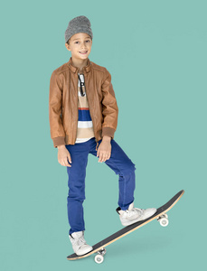 滑板的小男孩