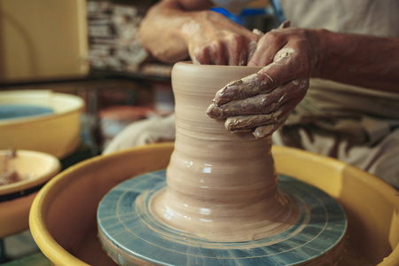 创建一个罐子或白色粘土花瓶特写。大师缸