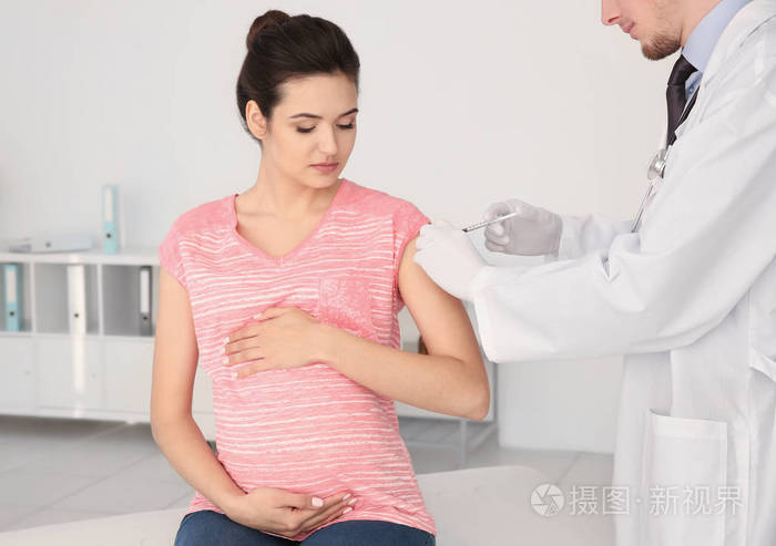 年轻孕妇接受注射
