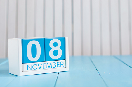11 月 8 日。11 月 8 日的形象在蓝色背景上的木制彩色日历。秋季的一天。文本为空的空间