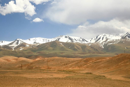 从比什凯克到纳伦的美丽风景路线与吉尔吉斯斯坦的天山山脉