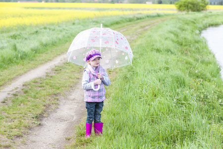小女孩在春天自然的伞