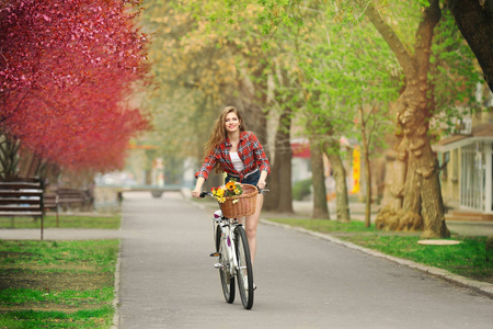 微笑的年轻女子自行车