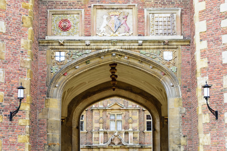 剑桥大学通过拱门