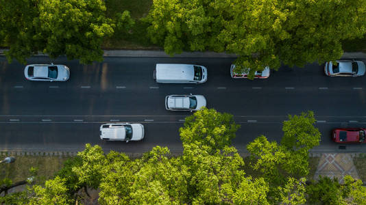 路飞五档空中无人机飞行俯视高速公路繁忙的城市高峰时段交通拥挤的