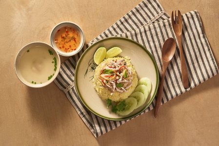 异国情调的越南美食餐厅菜单关闭。传统的亚洲菜在白色盘子上供应。煮白鸡肉青黄瓜胡萝卜饭