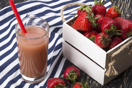 草莓在木制的盒子和果汁