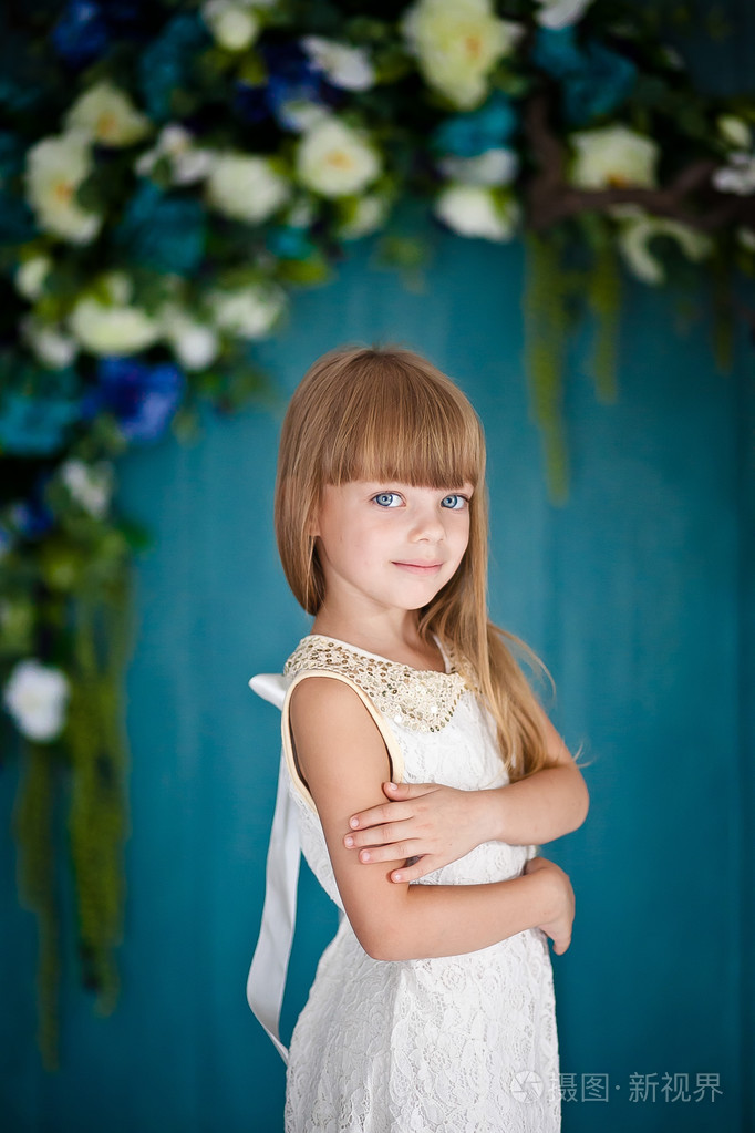 蓝眼睛的小女孩的肖像