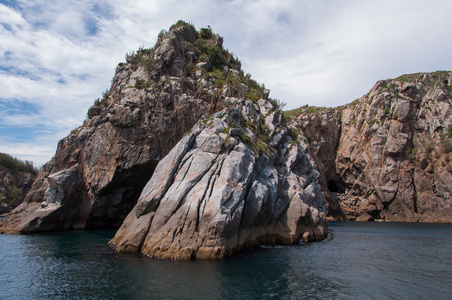 如画的风景的岩石海岸