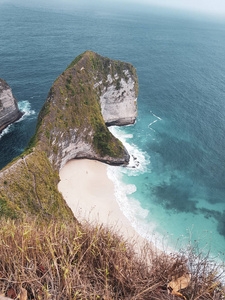 美丽的 Kelingking 海滩和悬崖在 Penida, 巴厘岛, 印度尼西亚