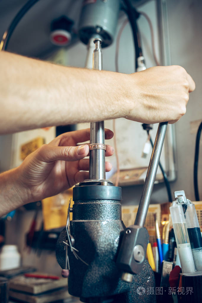 不同的金匠工具在首饰工作场所.珠宝首饰工作珠宝商