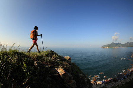 女人名徒步旅行者在日出图片