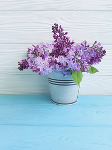 蓝色木质背景的丁香花枝, 花瓶