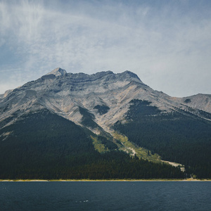 在彼得 Lougheed 省级公园卡纳纳斯基斯地区, 以倒影和树的角度看待高山和湖泊加拿大艾伯塔省