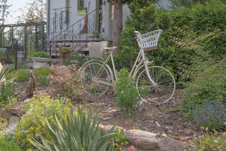 老白色自行车在庭院里