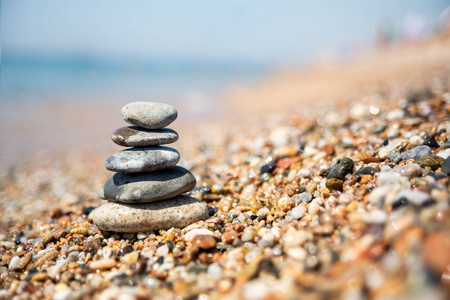 沙滩上的石头平衡, 阳光明媚的一天
