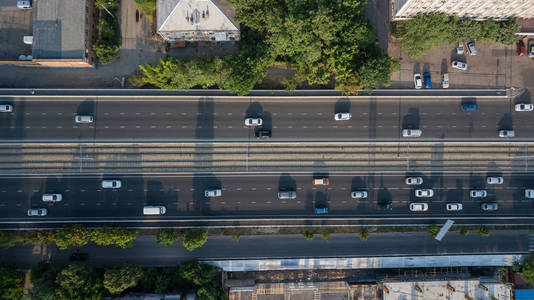 空中无人机飞行俯视高速公路繁忙的城市高峰时段交通拥挤的高速公路。空中视野的车辆交叉路通高峰时刻与汽车在路上 , 过桥