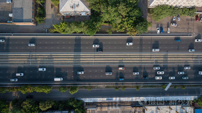 空中无人机飞行俯视高速公路繁忙的城市高峰时段交通拥挤的高速公路.