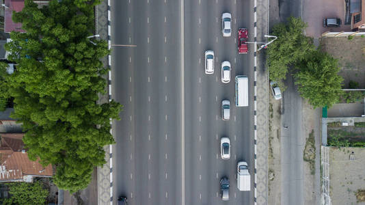空中视野的车辆交叉路通高峰时刻与汽车在路上 , 过桥照片