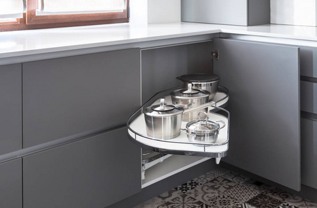 角存储机制称为魔术角, 一个完美的解决方案, 锅和平底锅的存储。方便的角落厨房柜的访问。内部灰色和白色的颜色, 灰色软触摸马特战